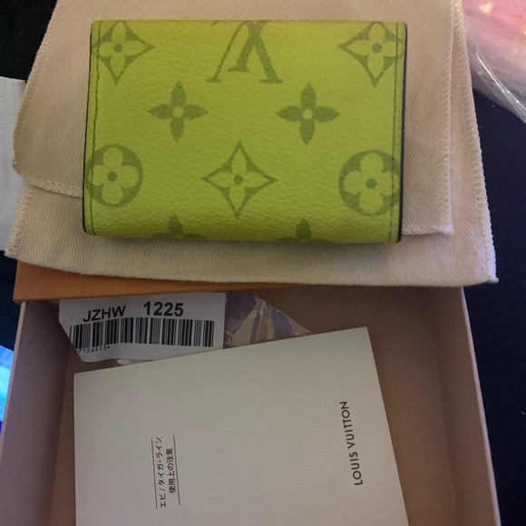 Louis Vuitton Lime Green Taigarama bifold‎ - Picture 2 of 13
